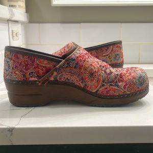 Sanita Women’s Floral Embroidered Clogs